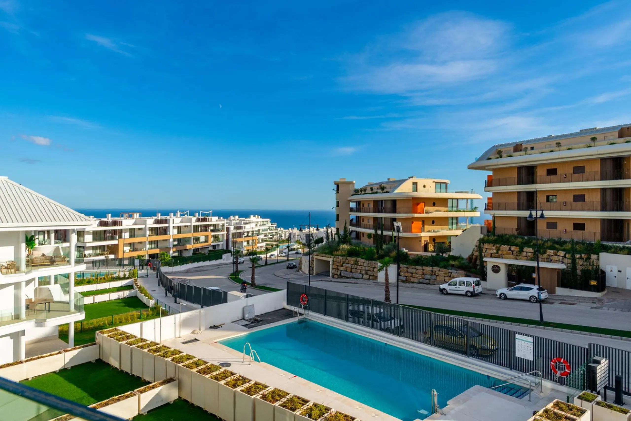 Elegant south facing apartment, in an exclusive urbanization in El Higuerón area, with 3 bedrooms, 2 bathrooms, spacious living-dining room, open plan kitchen fully furnished and equipped with electrical appliances, spacious terrace of 25m2 with urban and