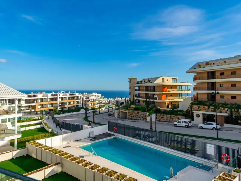 Elegant south facing apartment, in an exclusive urbanization in El Higuerón area, with 3 bedrooms, 2 bathrooms, spacious living-dining room, open plan kitchen fully furnished and equipped with electrical appliances, spacious terrace of 25m2 with urban and