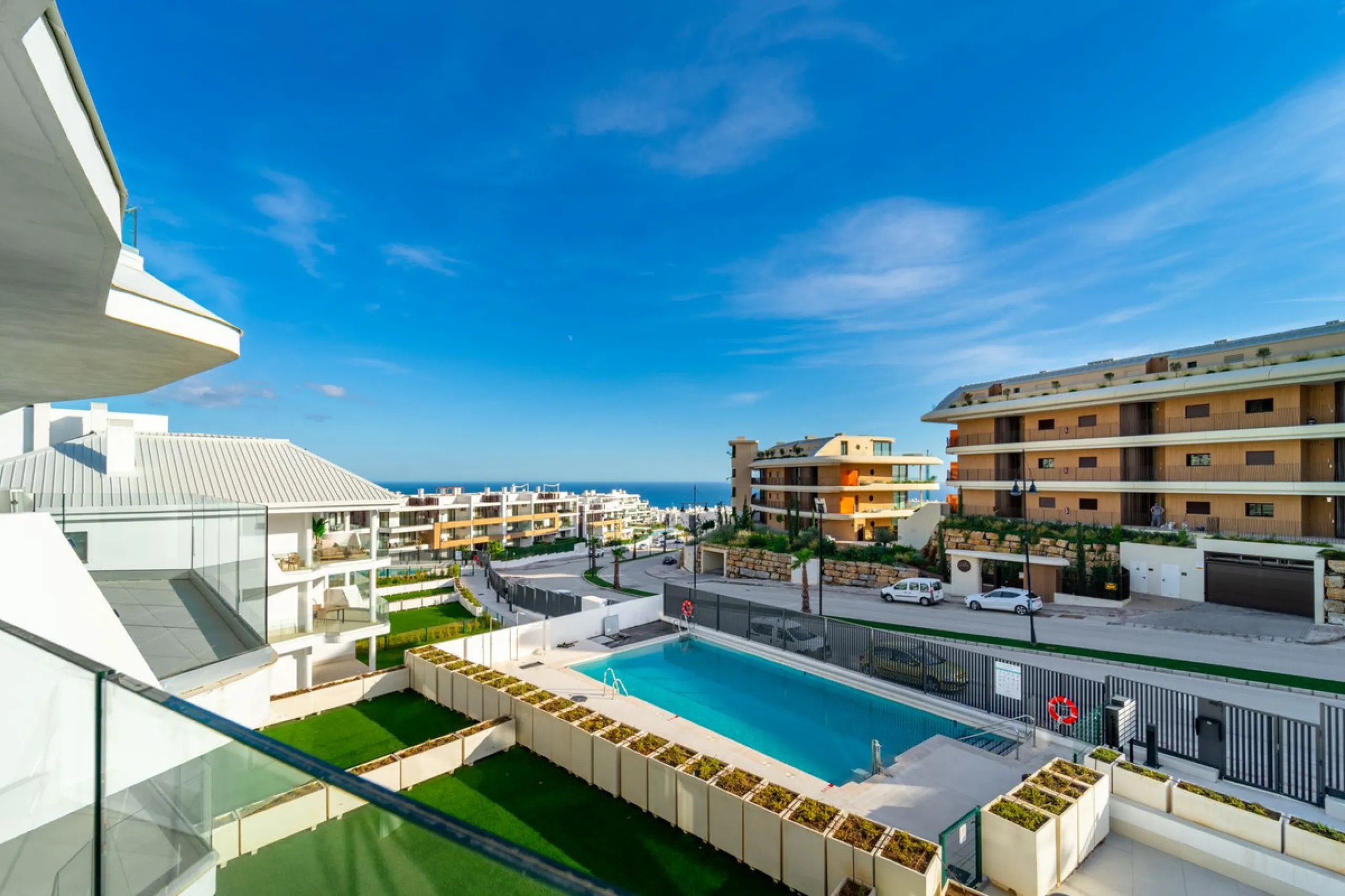 Elegant south facing apartment, in an exclusive urbanization in El Higuerón area, with 3 bedrooms, 2 bathrooms, spacious living-dining room, open plan kitchen fully furnished and equipped with electrical appliances, spacious terrace of 25m2 with urban and