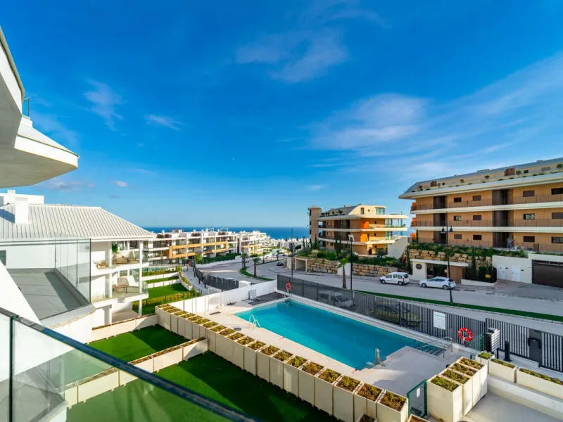 Elegant south facing apartment, in an exclusive urbanization in El Higuerón area, with 3 bedrooms, 2 bathrooms, spacious living-dining room, open plan kitchen fully furnished and equipped with electrical appliances, spacious terrace of 25m2 with urban and