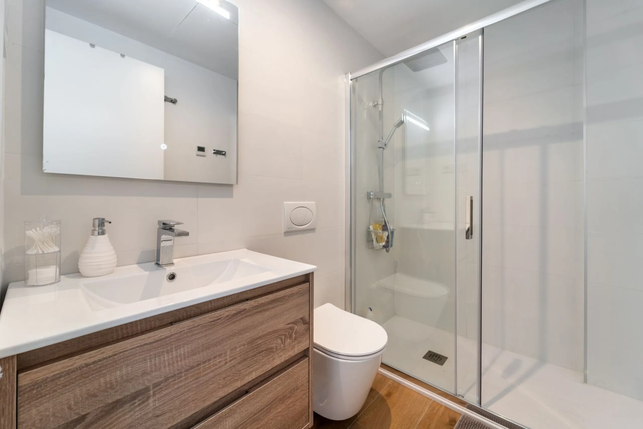 Elegant south facing apartment, in an exclusive urbanization in El Higuerón area, with 3 bedrooms, 2 bathrooms, spacious living-dining room, open plan kitchen fully furnished and equipped with electrical appliances, spacious terrace of 25m2 with urban and