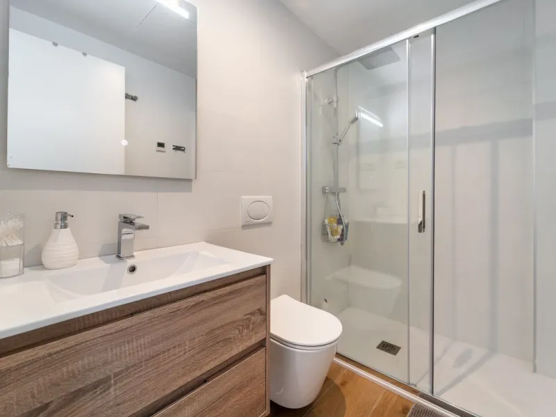 Elegant south facing apartment, in an exclusive urbanization in El Higuerón area, with 3 bedrooms, 2 bathrooms, spacious living-dining room, open plan kitchen fully furnished and equipped with electrical appliances, spacious terrace of 25m2 with urban and