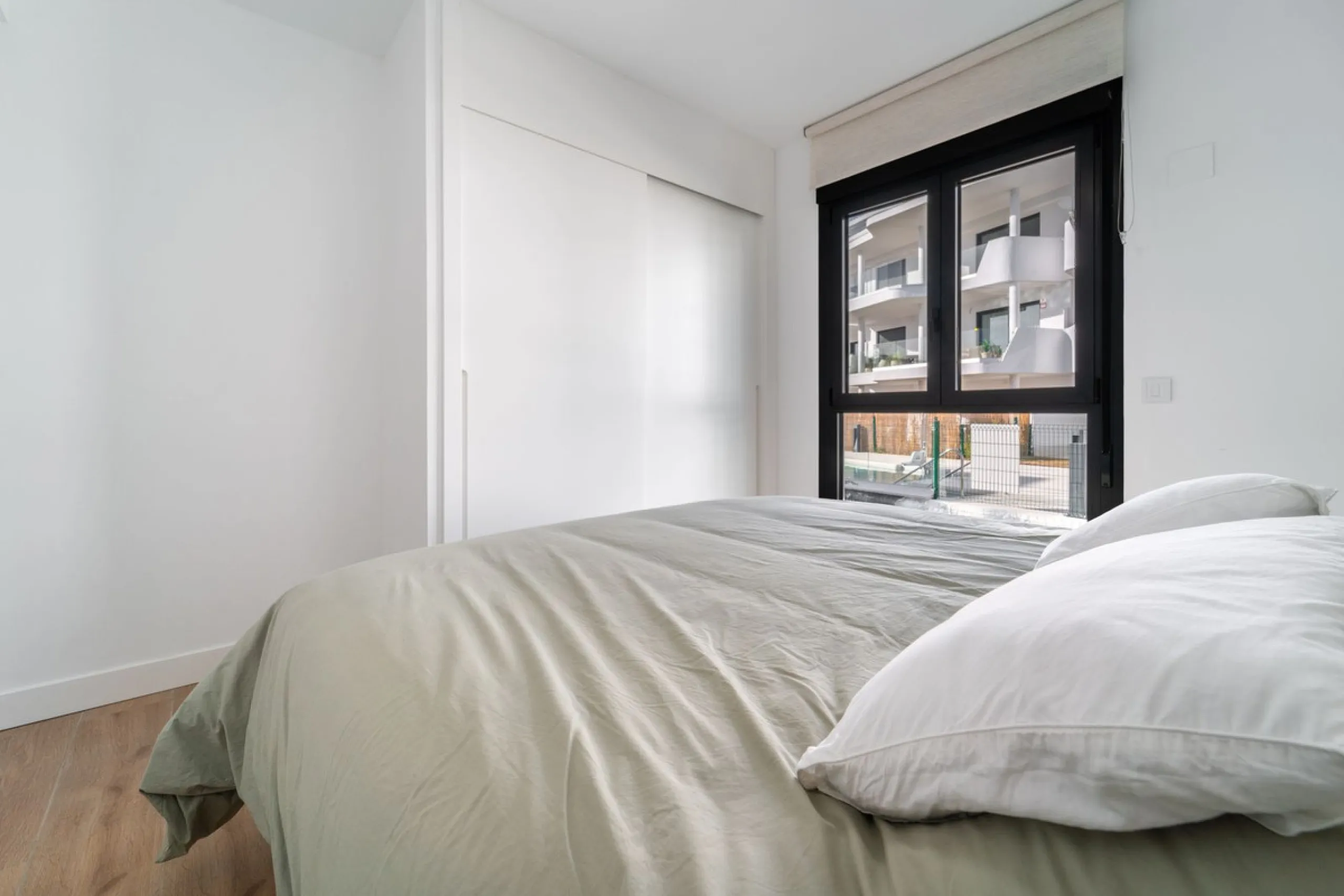 Elegant south facing apartment, in an exclusive urbanization in El Higuerón area, with 3 bedrooms, 2 bathrooms, spacious living-dining room, open plan kitchen fully furnished and equipped with electrical appliances, spacious terrace of 25m2 with urban and