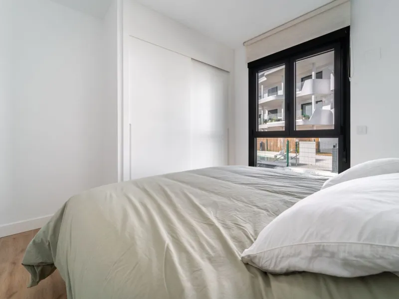 Elegant south facing apartment, in an exclusive urbanization in El Higuerón area, with 3 bedrooms, 2 bathrooms, spacious living-dining room, open plan kitchen fully furnished and equipped with electrical appliances, spacious terrace of 25m2 with urban and