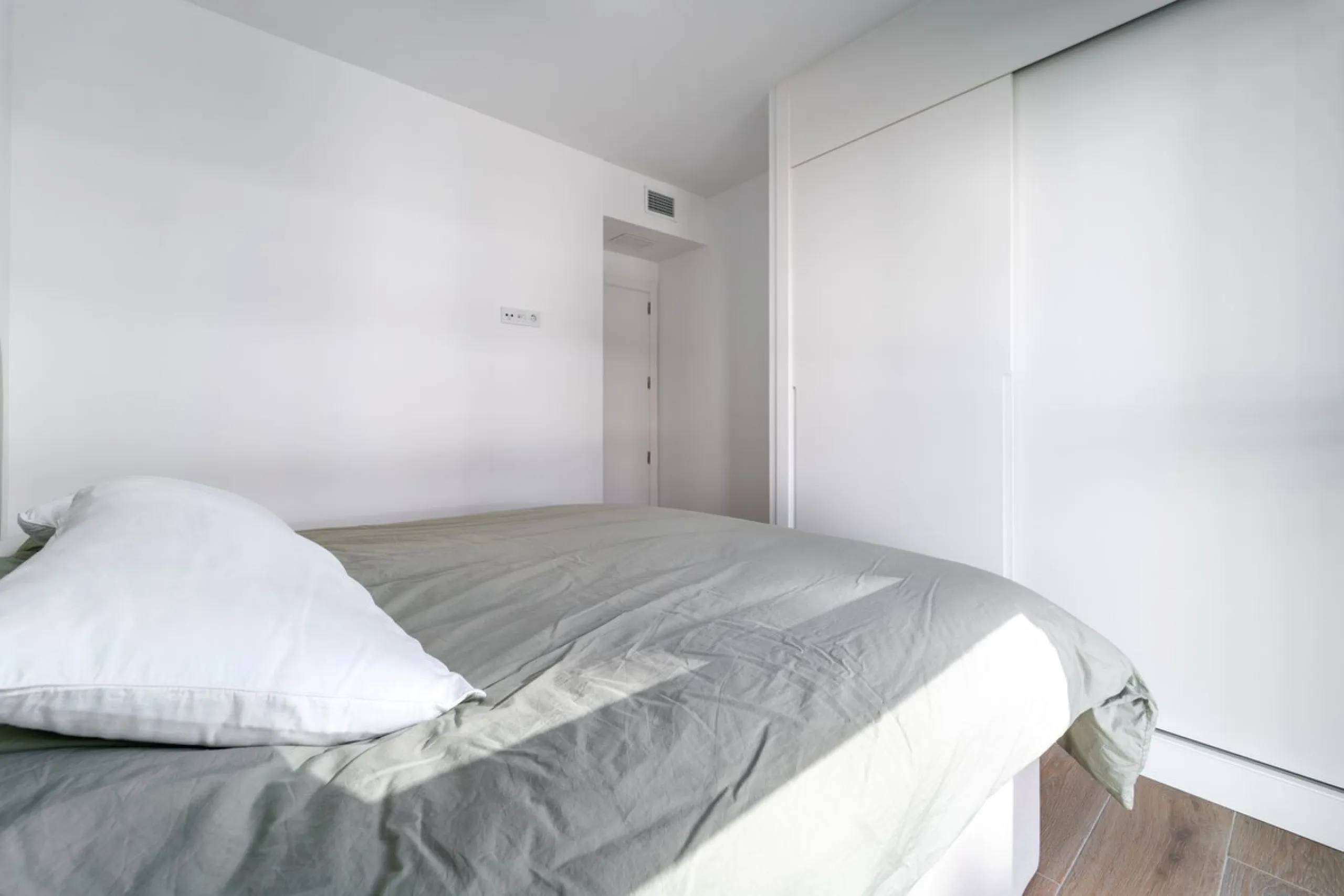 Elegant south facing apartment, in an exclusive urbanization in El Higuerón area, with 3 bedrooms, 2 bathrooms, spacious living-dining room, open plan kitchen fully furnished and equipped with electrical appliances, spacious terrace of 25m2 with urban and