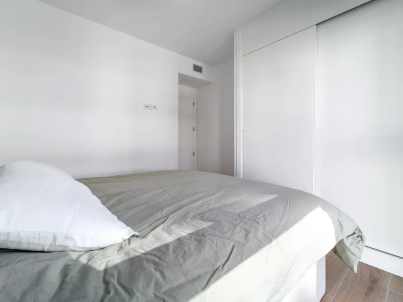 Elegant south facing apartment, in an exclusive urbanization in El Higuerón area, with 3 bedrooms, 2 bathrooms, spacious living-dining room, open plan kitchen fully furnished and equipped with electrical appliances, spacious terrace of 25m2 with urban and