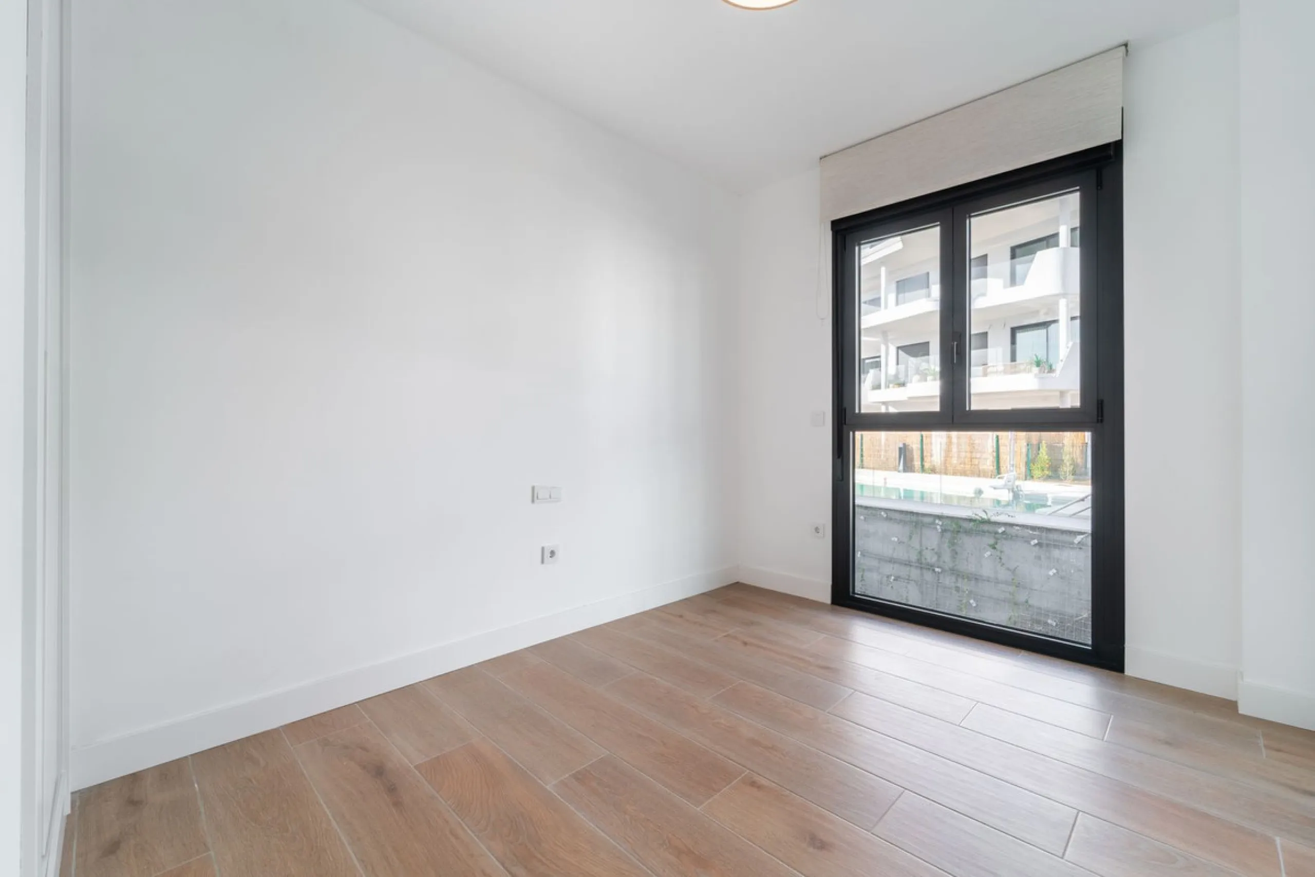 Elegant south facing apartment, in an exclusive urbanization in El Higuerón area, with 3 bedrooms, 2 bathrooms, spacious living-dining room, open plan kitchen fully furnished and equipped with electrical appliances, spacious terrace of 25m2 with urban and