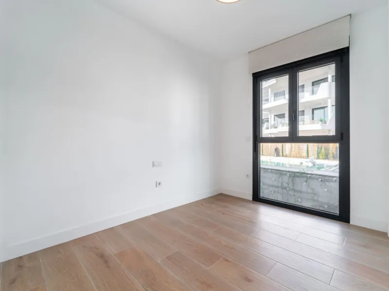 Elegant south facing apartment, in an exclusive urbanization in El Higuerón area, with 3 bedrooms, 2 bathrooms, spacious living-dining room, open plan kitchen fully furnished and equipped with electrical appliances, spacious terrace of 25m2 with urban and