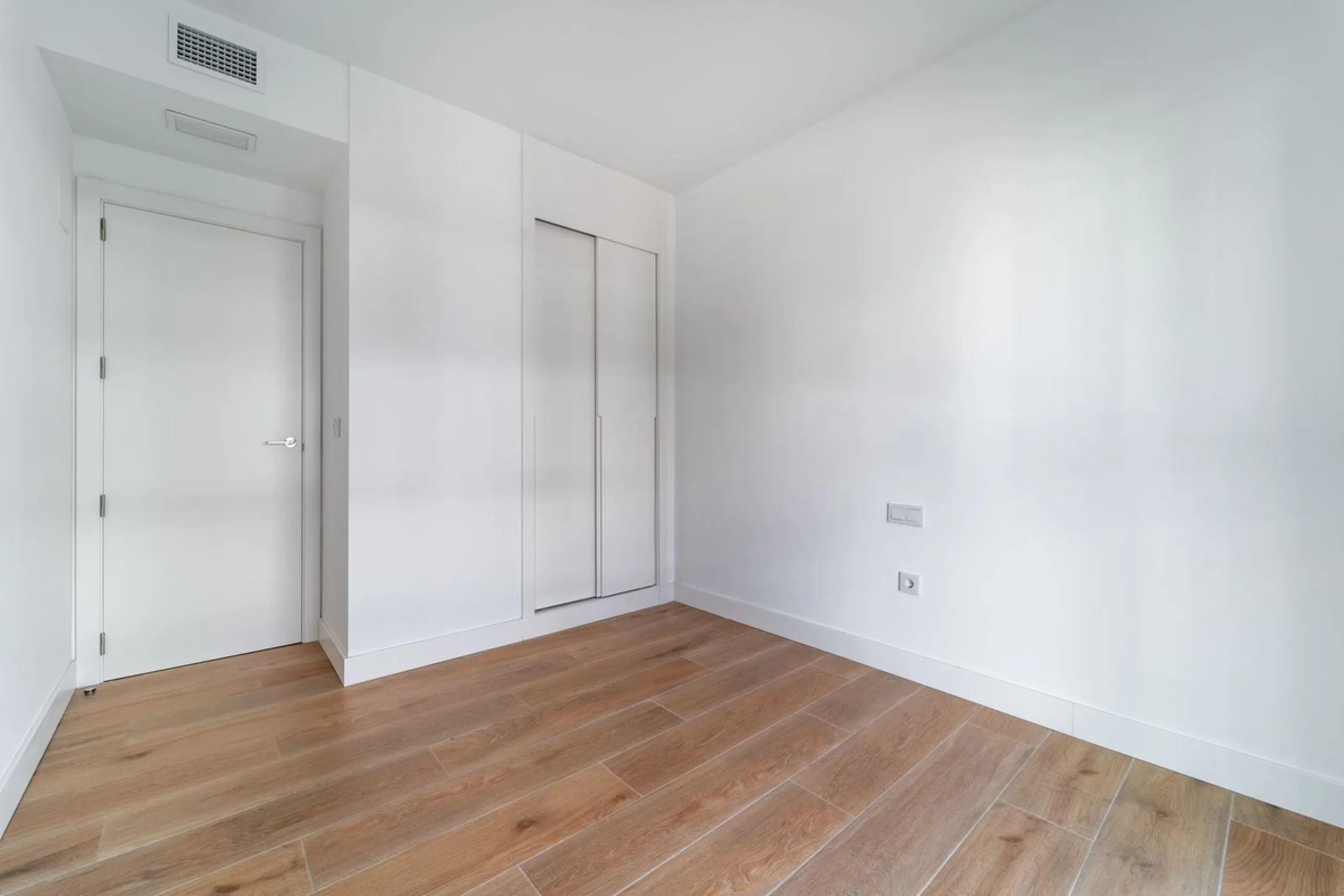 Elegant south facing apartment, in an exclusive urbanization in El Higuerón area, with 3 bedrooms, 2 bathrooms, spacious living-dining room, open plan kitchen fully furnished and equipped with electrical appliances, spacious terrace of 25m2 with urban and