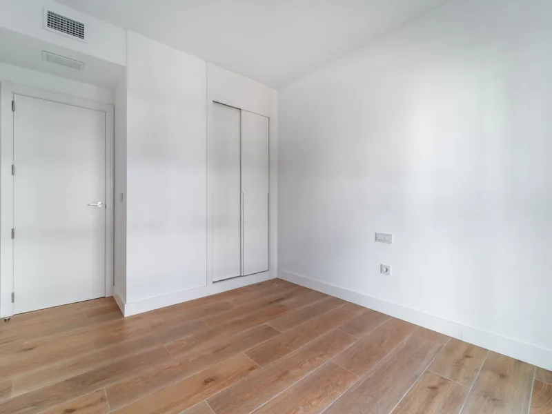 Elegant south facing apartment, in an exclusive urbanization in El Higuerón area, with 3 bedrooms, 2 bathrooms, spacious living-dining room, open plan kitchen fully furnished and equipped with electrical appliances, spacious terrace of 25m2 with urban and