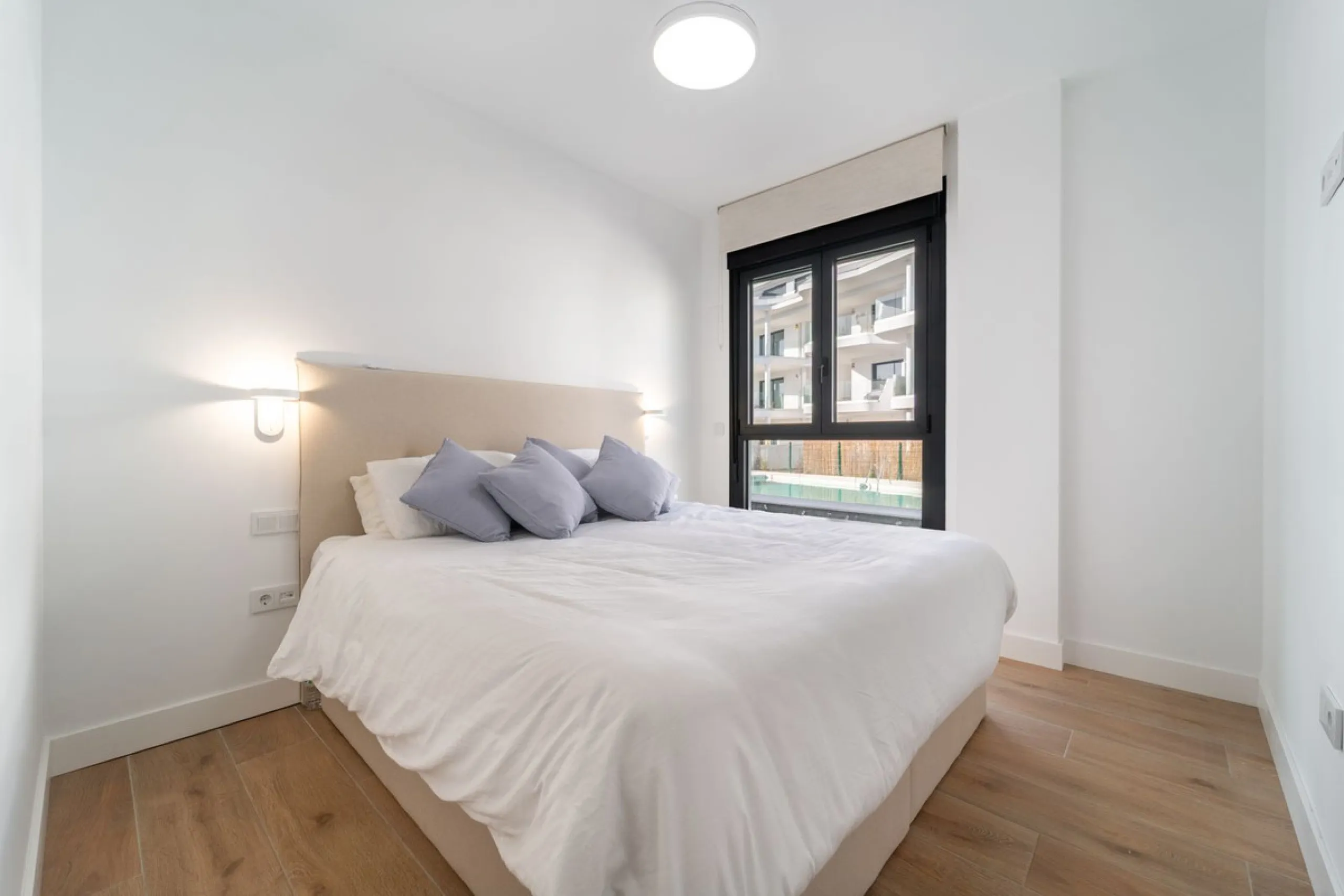 Elegant south facing apartment, in an exclusive urbanization in El Higuerón area, with 3 bedrooms, 2 bathrooms, spacious living-dining room, open plan kitchen fully furnished and equipped with electrical appliances, spacious terrace of 25m2 with urban and