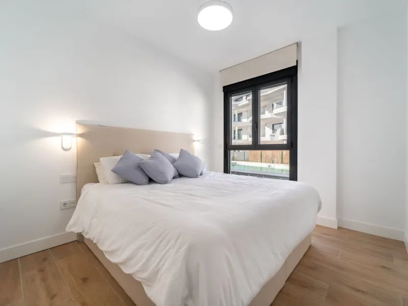 Elegant south facing apartment, in an exclusive urbanization in El Higuerón area, with 3 bedrooms, 2 bathrooms, spacious living-dining room, open plan kitchen fully furnished and equipped with electrical appliances, spacious terrace of 25m2 with urban and