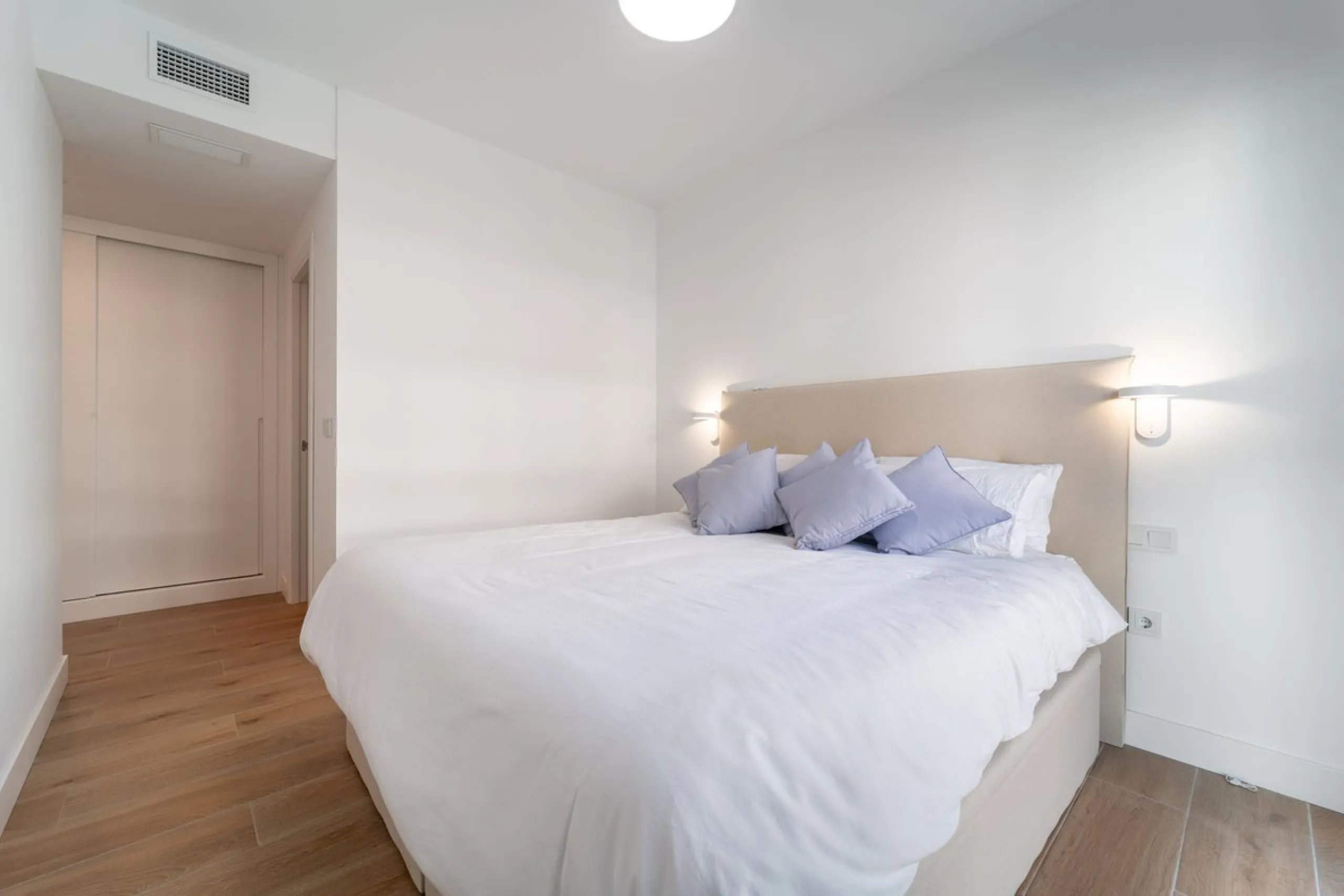 Elegant south facing apartment, in an exclusive urbanization in El Higuerón area, with 3 bedrooms, 2 bathrooms, spacious living-dining room, open plan kitchen fully furnished and equipped with electrical appliances, spacious terrace of 25m2 with urban and