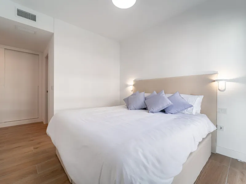 Elegant south facing apartment, in an exclusive urbanization in El Higuerón area, with 3 bedrooms, 2 bathrooms, spacious living-dining room, open plan kitchen fully furnished and equipped with electrical appliances, spacious terrace of 25m2 with urban and