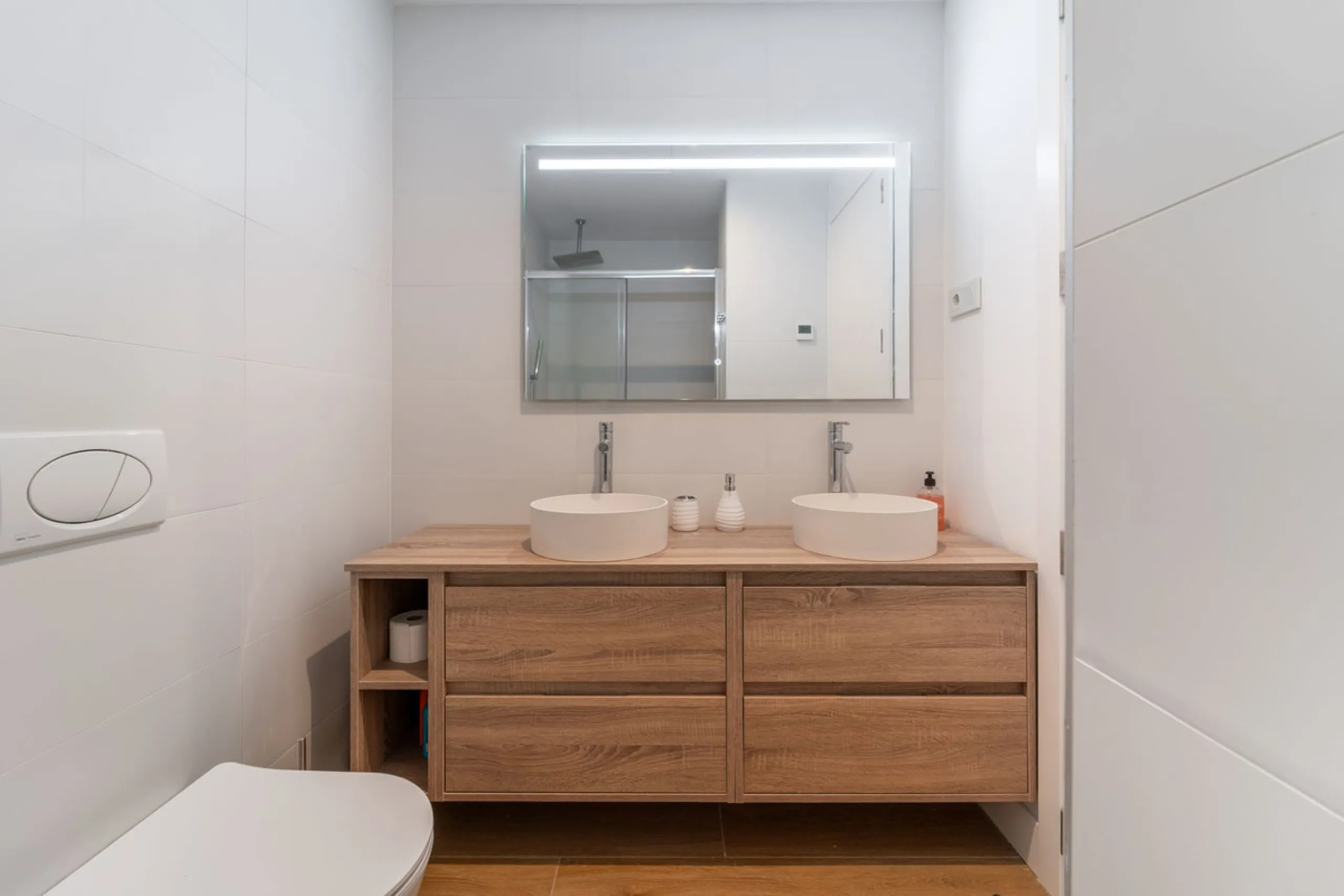 Elegant south facing apartment, in an exclusive urbanization in El Higuerón area, with 3 bedrooms, 2 bathrooms, spacious living-dining room, open plan kitchen fully furnished and equipped with electrical appliances, spacious terrace of 25m2 with urban and