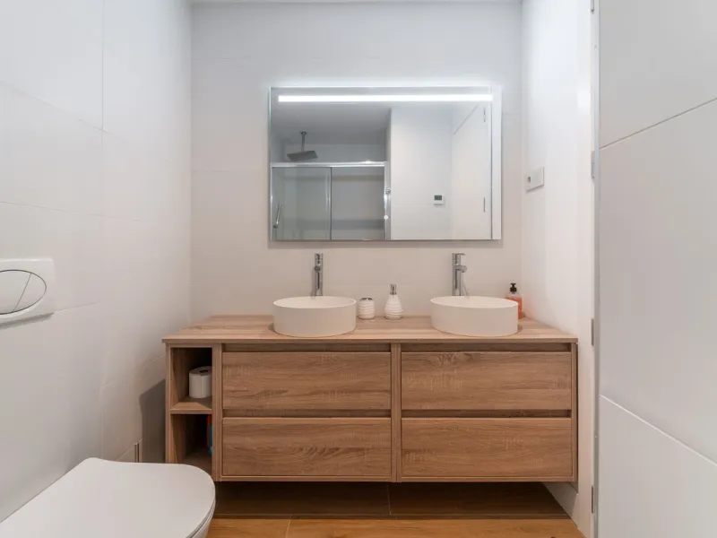 Elegant south facing apartment, in an exclusive urbanization in El Higuerón area, with 3 bedrooms, 2 bathrooms, spacious living-dining room, open plan kitchen fully furnished and equipped with electrical appliances, spacious terrace of 25m2 with urban and