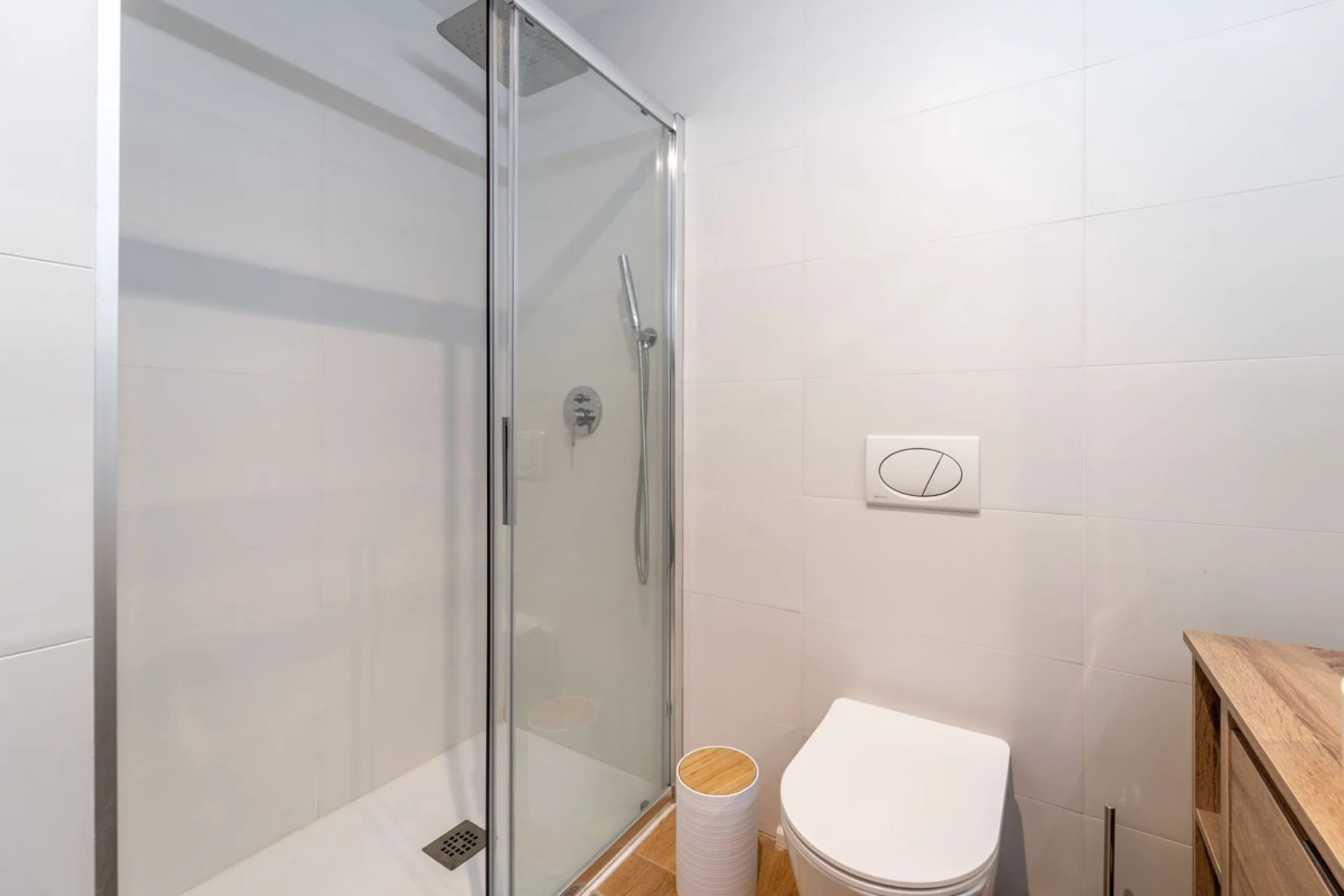 Elegant south facing apartment, in an exclusive urbanization in El Higuerón area, with 3 bedrooms, 2 bathrooms, spacious living-dining room, open plan kitchen fully furnished and equipped with electrical appliances, spacious terrace of 25m2 with urban and