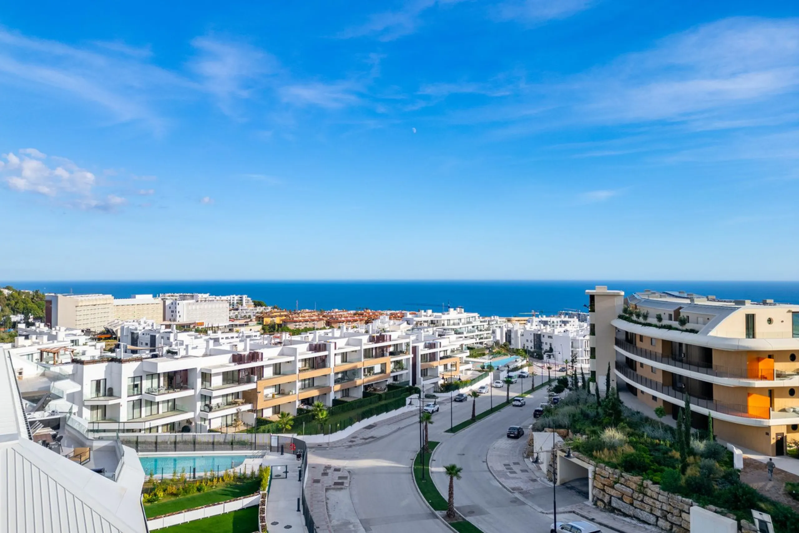 Elegant south facing apartment, in an exclusive urbanization in El Higuerón area, with 3 bedrooms, 2 bathrooms, spacious living-dining room, open plan kitchen fully furnished and equipped with electrical appliances, spacious terrace of 25m2 with urban and