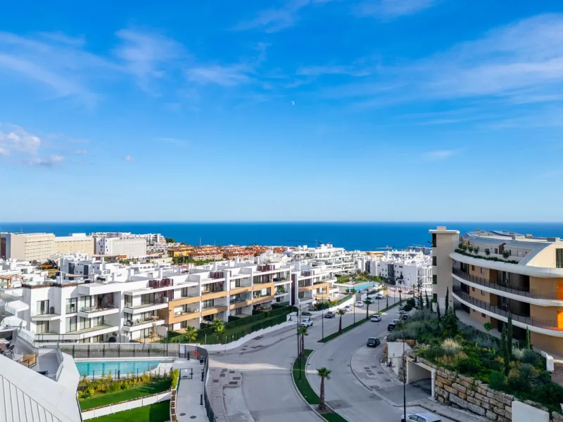 Elegant south facing apartment, in an exclusive urbanization in El Higuerón area, with 3 bedrooms, 2 bathrooms, spacious living-dining room, open plan kitchen fully furnished and equipped with electrical appliances, spacious terrace of 25m2 with urban and