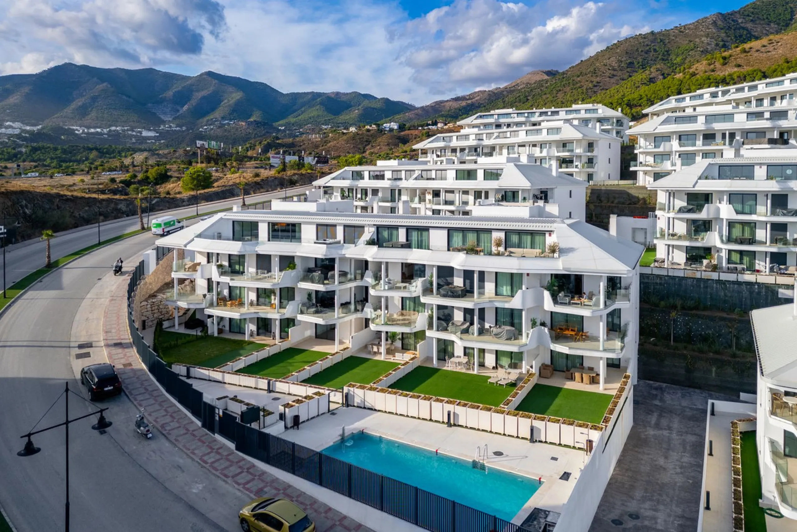 Elegant south facing apartment, in an exclusive urbanization in El Higuerón area, with 3 bedrooms, 2 bathrooms, spacious living-dining room, open plan kitchen fully furnished and equipped with electrical appliances, spacious terrace of 25m2 with urban and