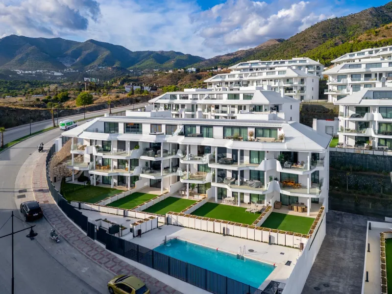 Elegant south facing apartment, in an exclusive urbanization in El Higuerón area, with 3 bedrooms, 2 bathrooms, spacious living-dining room, open plan kitchen fully furnished and equipped with electrical appliances, spacious terrace of 25m2 with urban and