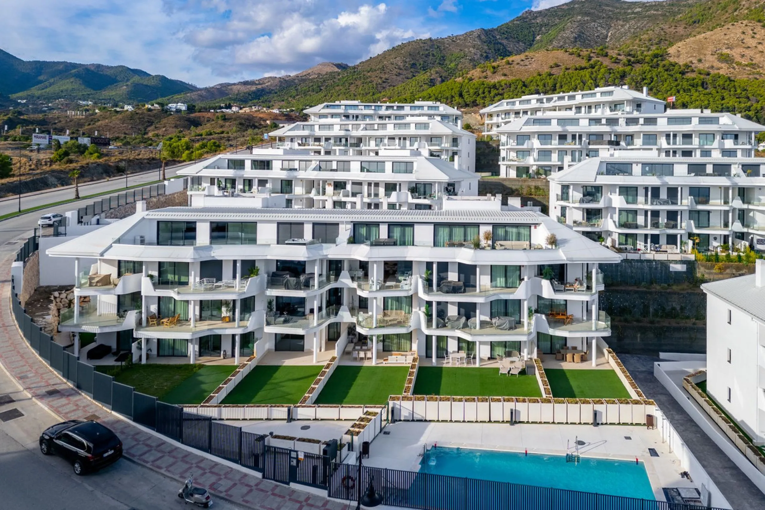 Elegant south facing apartment, in an exclusive urbanization in El Higuerón area, with 3 bedrooms, 2 bathrooms, spacious living-dining room, open plan kitchen fully furnished and equipped with electrical appliances, spacious terrace of 25m2 with urban and