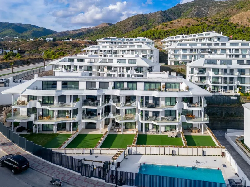 Elegant south facing apartment, in an exclusive urbanization in El Higuerón area, with 3 bedrooms, 2 bathrooms, spacious living-dining room, open plan kitchen fully furnished and equipped with electrical appliances, spacious terrace of 25m2 with urban and