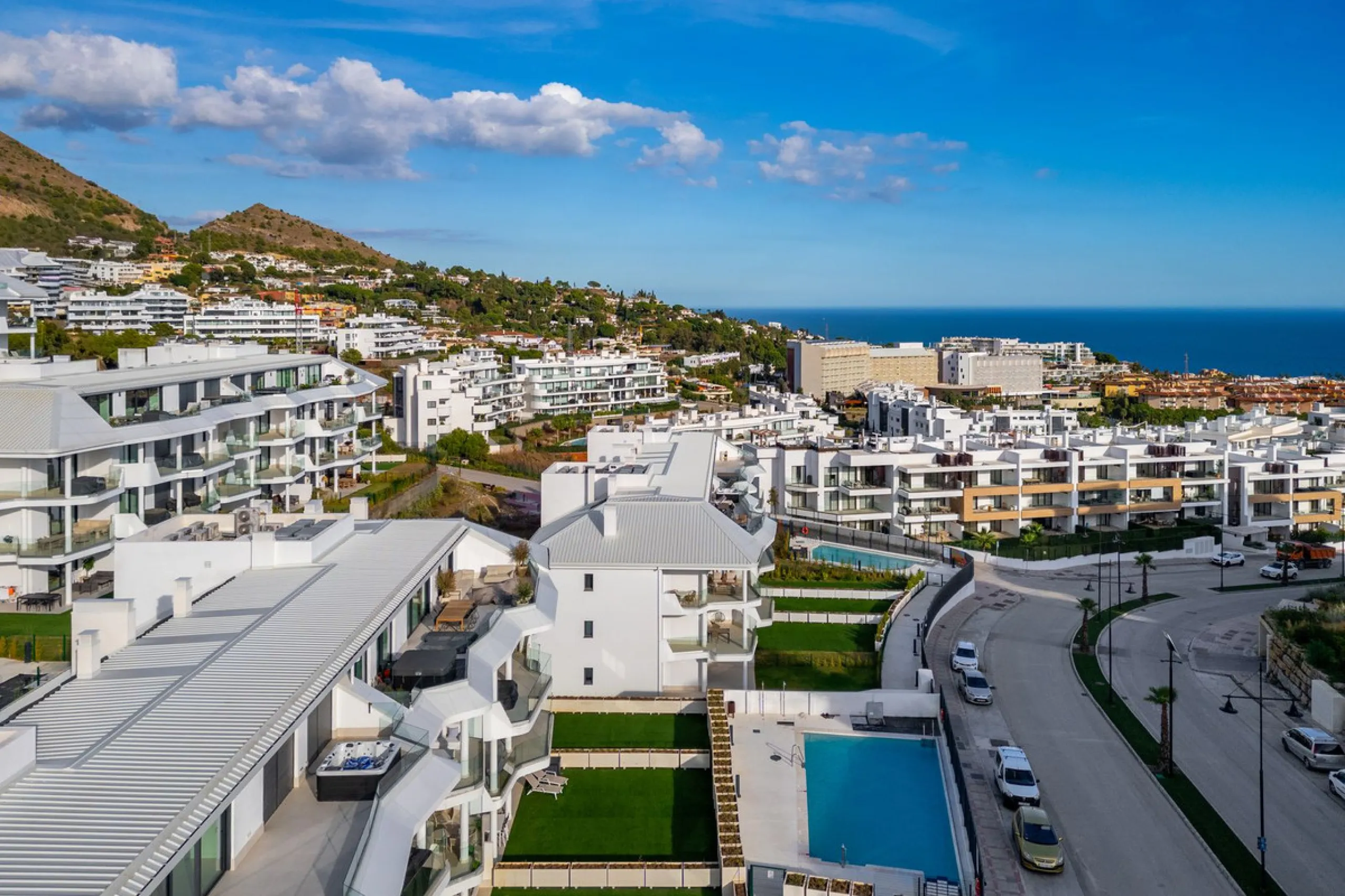 Elegant south facing apartment, in an exclusive urbanization in El Higuerón area, with 3 bedrooms, 2 bathrooms, spacious living-dining room, open plan kitchen fully furnished and equipped with electrical appliances, spacious terrace of 25m2 with urban and