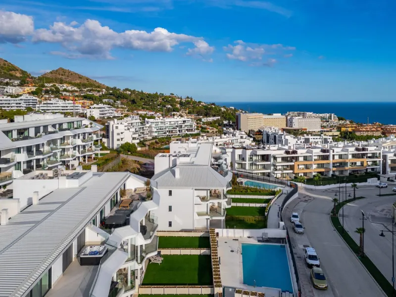 Elegant south facing apartment, in an exclusive urbanization in El Higuerón area, with 3 bedrooms, 2 bathrooms, spacious living-dining room, open plan kitchen fully furnished and equipped with electrical appliances, spacious terrace of 25m2 with urban and