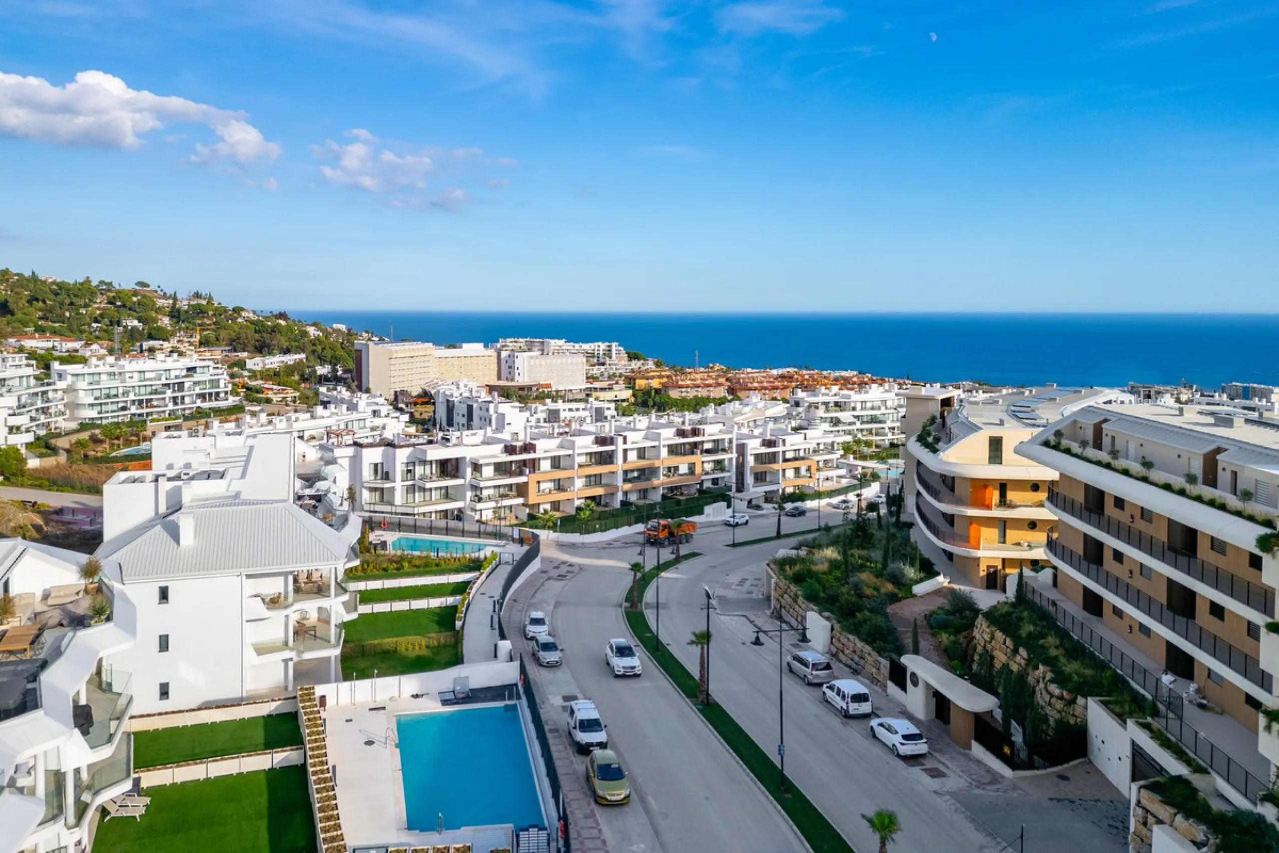Elegant south facing apartment, in an exclusive urbanization in El Higuerón area, with 3 bedrooms, 2 bathrooms, spacious living-dining room, open plan kitchen fully furnished and equipped with electrical appliances, spacious terrace of 25m2 with urban and