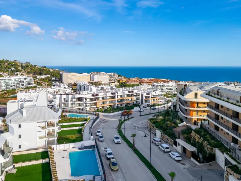 Elegant south facing apartment, in an exclusive urbanization in El Higuerón area, with 3 bedrooms, 2 bathrooms, spacious living-dining room, open plan kitchen fully furnished and equipped with electrical appliances, spacious terrace of 25m2 with urban and