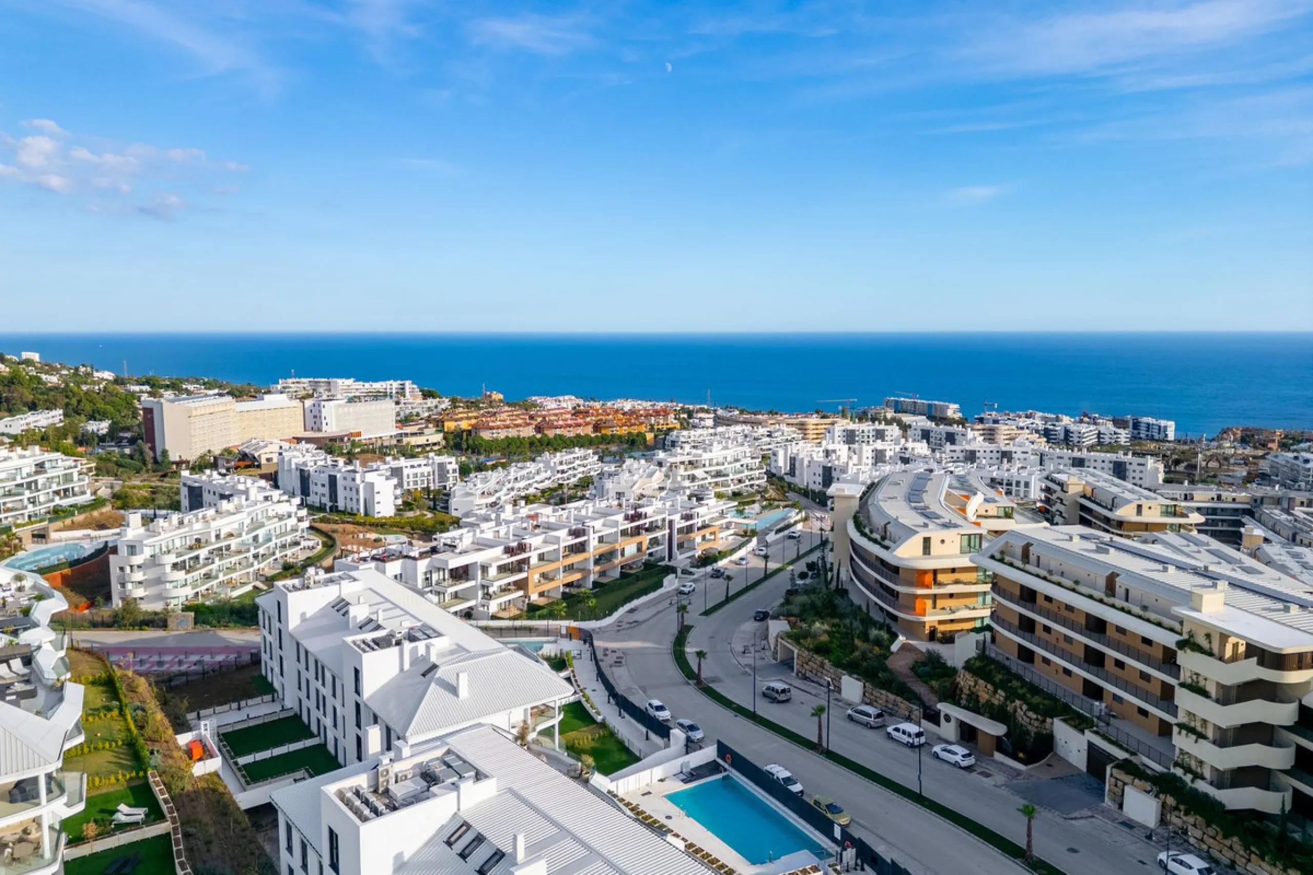 Elegant south facing apartment, in an exclusive urbanization in El Higuerón area, with 3 bedrooms, 2 bathrooms, spacious living-dining room, open plan kitchen fully furnished and equipped with electrical appliances, spacious terrace of 25m2 with urban and
