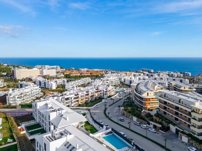 Elegant south facing apartment, in an exclusive urbanization in El Higuerón area, with 3 bedrooms, 2 bathrooms, spacious living-dining room, open plan kitchen fully furnished and equipped with electrical appliances, spacious terrace of 25m2 with urban and
