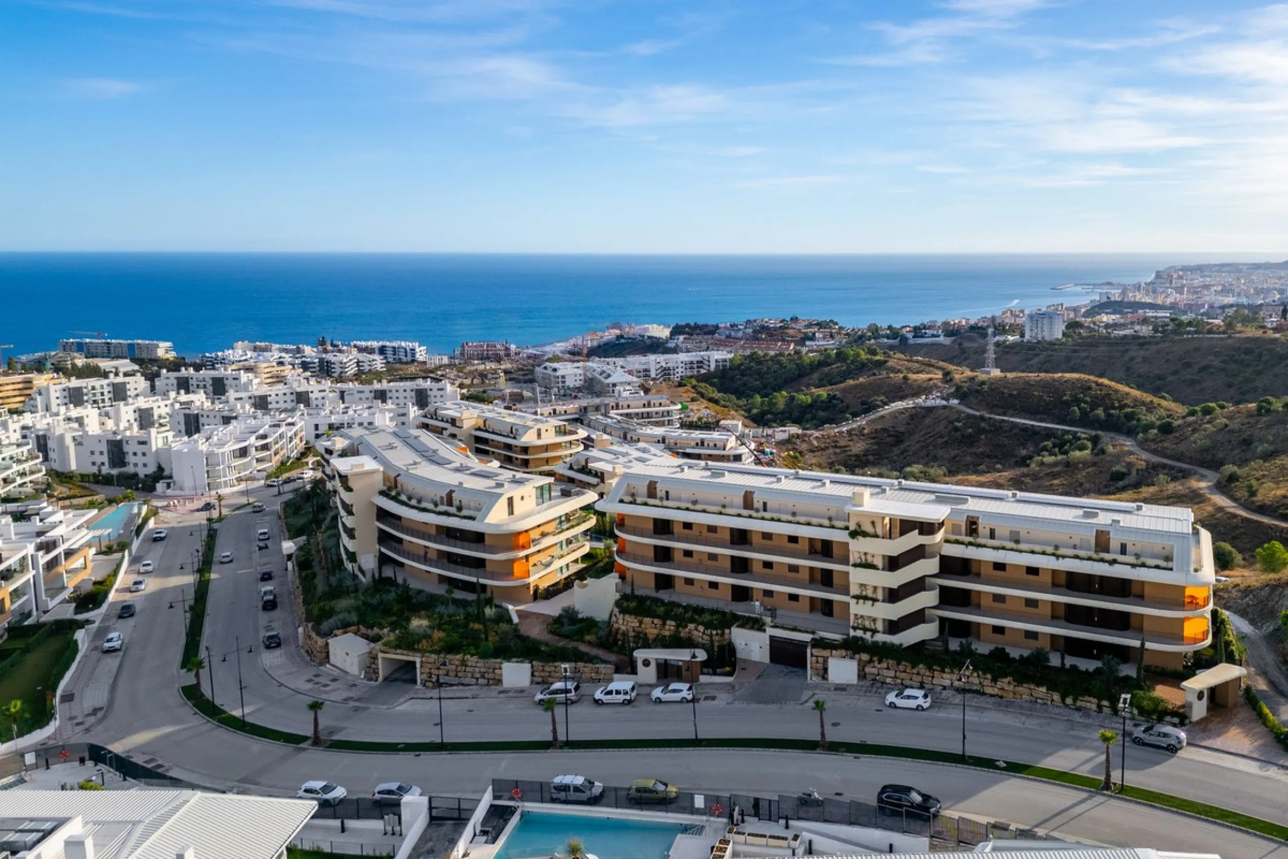 Elegant south facing apartment, in an exclusive urbanization in El Higuerón area, with 3 bedrooms, 2 bathrooms, spacious living-dining room, open plan kitchen fully furnished and equipped with electrical appliances, spacious terrace of 25m2 with urban and
