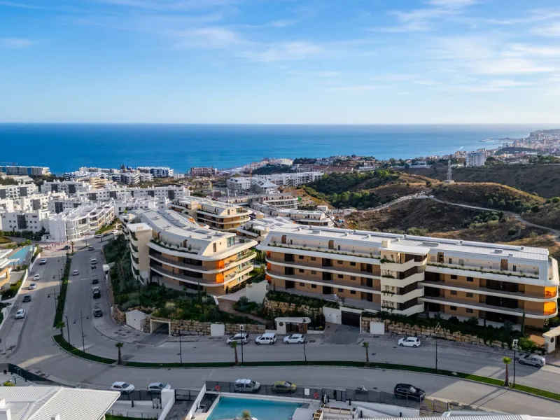 Elegant south facing apartment, in an exclusive urbanization in El Higuerón area, with 3 bedrooms, 2 bathrooms, spacious living-dining room, open plan kitchen fully furnished and equipped with electrical appliances, spacious terrace of 25m2 with urban and