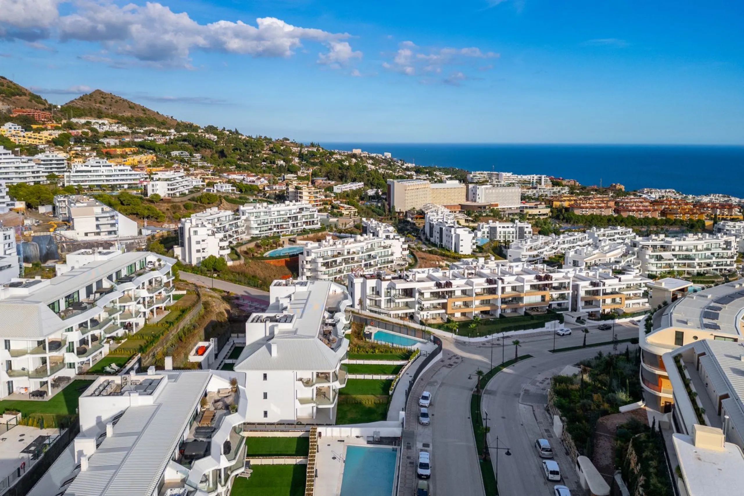 Elegant south facing apartment, in an exclusive urbanization in El Higuerón area, with 3 bedrooms, 2 bathrooms, spacious living-dining room, open plan kitchen fully furnished and equipped with electrical appliances, spacious terrace of 25m2 with urban and