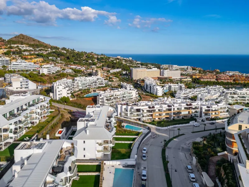 Elegant south facing apartment, in an exclusive urbanization in El Higuerón area, with 3 bedrooms, 2 bathrooms, spacious living-dining room, open plan kitchen fully furnished and equipped with electrical appliances, spacious terrace of 25m2 with urban and