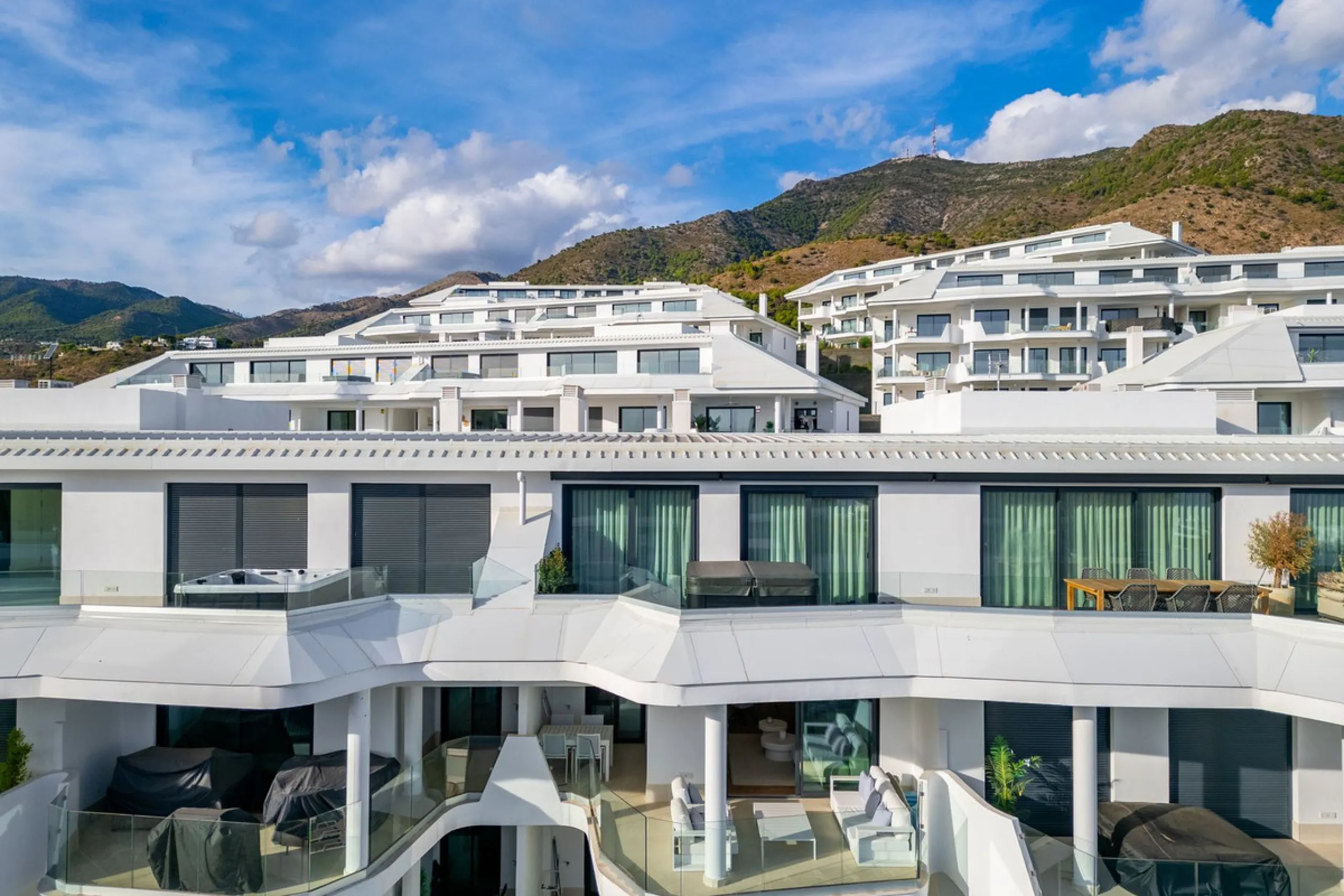 Elegant south facing apartment, in an exclusive urbanization in El Higuerón area, with 3 bedrooms, 2 bathrooms, spacious living-dining room, open plan kitchen fully furnished and equipped with electrical appliances, spacious terrace of 25m2 with urban and