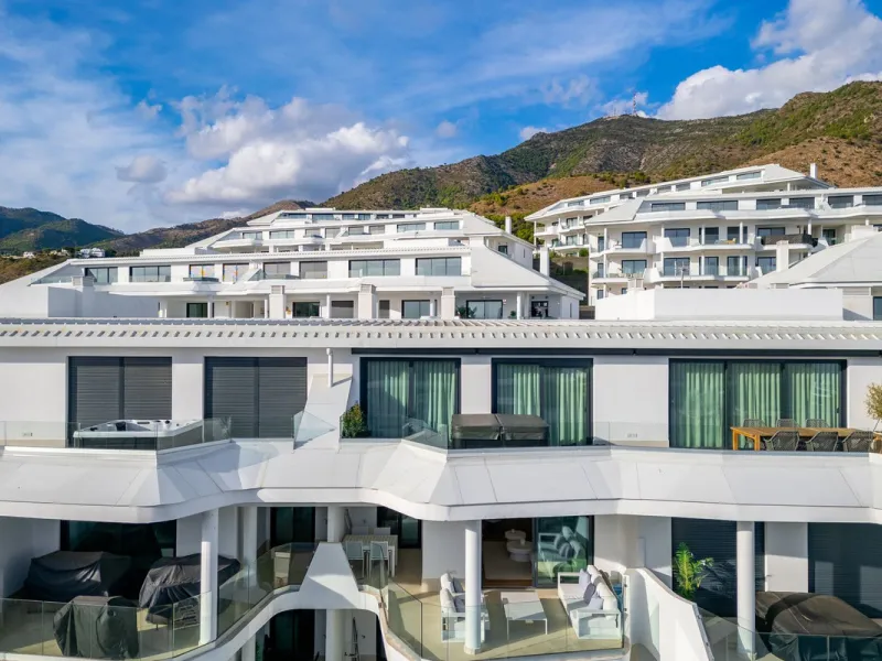 Elegant south facing apartment, in an exclusive urbanization in El Higuerón area, with 3 bedrooms, 2 bathrooms, spacious living-dining room, open plan kitchen fully furnished and equipped with electrical appliances, spacious terrace of 25m2 with urban and