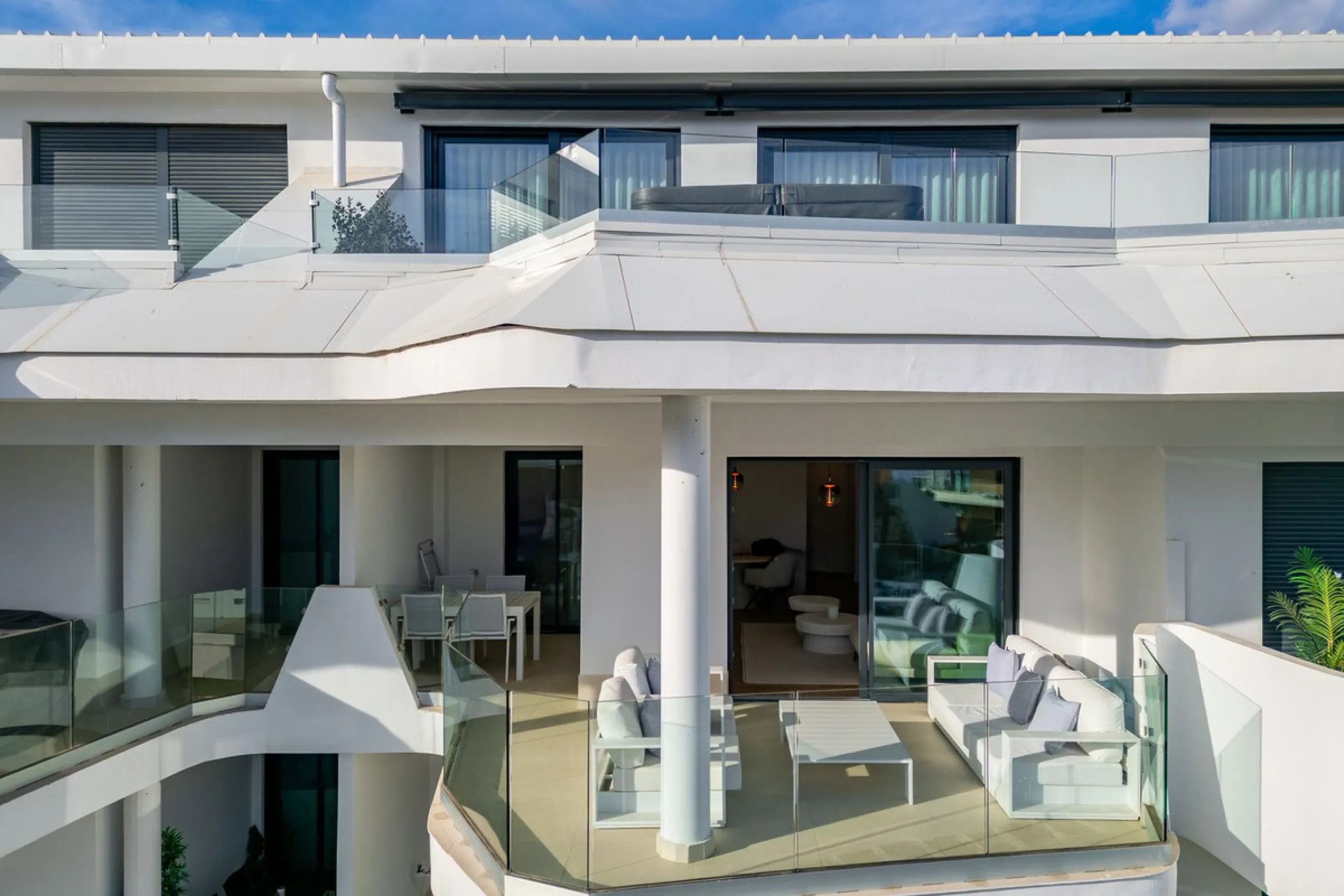Elegant south facing apartment, in an exclusive urbanization in El Higuerón area, with 3 bedrooms, 2 bathrooms, spacious living-dining room, open plan kitchen fully furnished and equipped with electrical appliances, spacious terrace of 25m2 with urban and