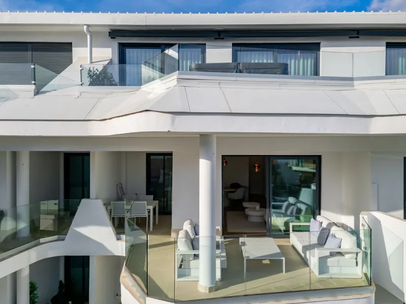 Elegant south facing apartment, in an exclusive urbanization in El Higuerón area, with 3 bedrooms, 2 bathrooms, spacious living-dining room, open plan kitchen fully furnished and equipped with electrical appliances, spacious terrace of 25m2 with urban and