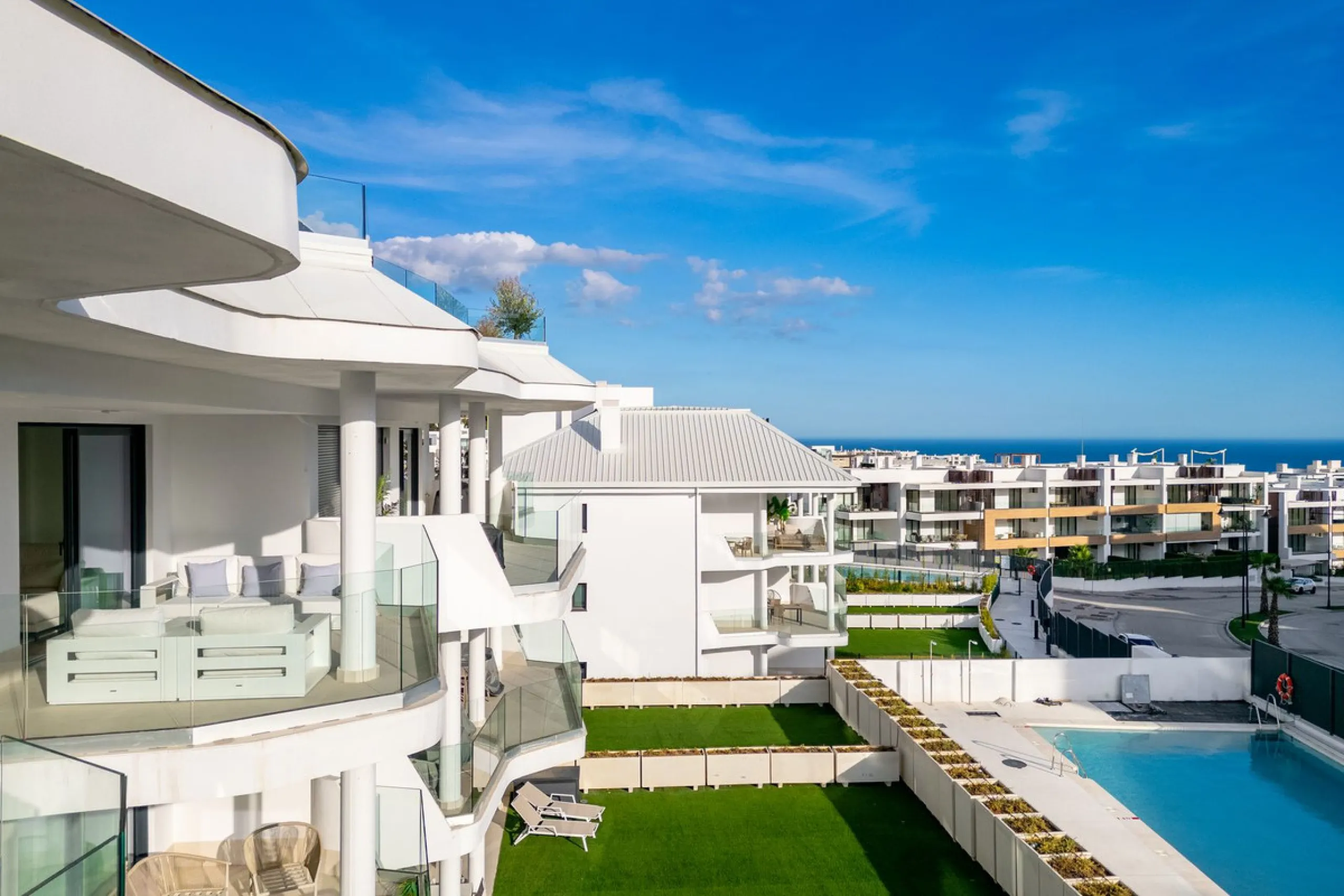 Elegant south facing apartment, in an exclusive urbanization in El Higuerón area, with 3 bedrooms, 2 bathrooms, spacious living-dining room, open plan kitchen fully furnished and equipped with electrical appliances, spacious terrace of 25m2 with urban and
