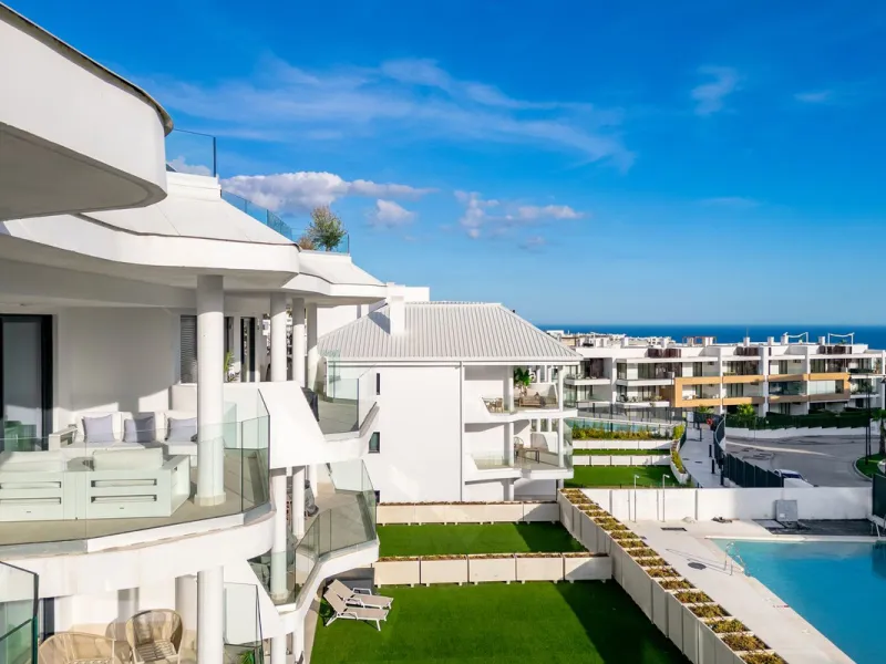 Elegant south facing apartment, in an exclusive urbanization in El Higuerón area, with 3 bedrooms, 2 bathrooms, spacious living-dining room, open plan kitchen fully furnished and equipped with electrical appliances, spacious terrace of 25m2 with urban and