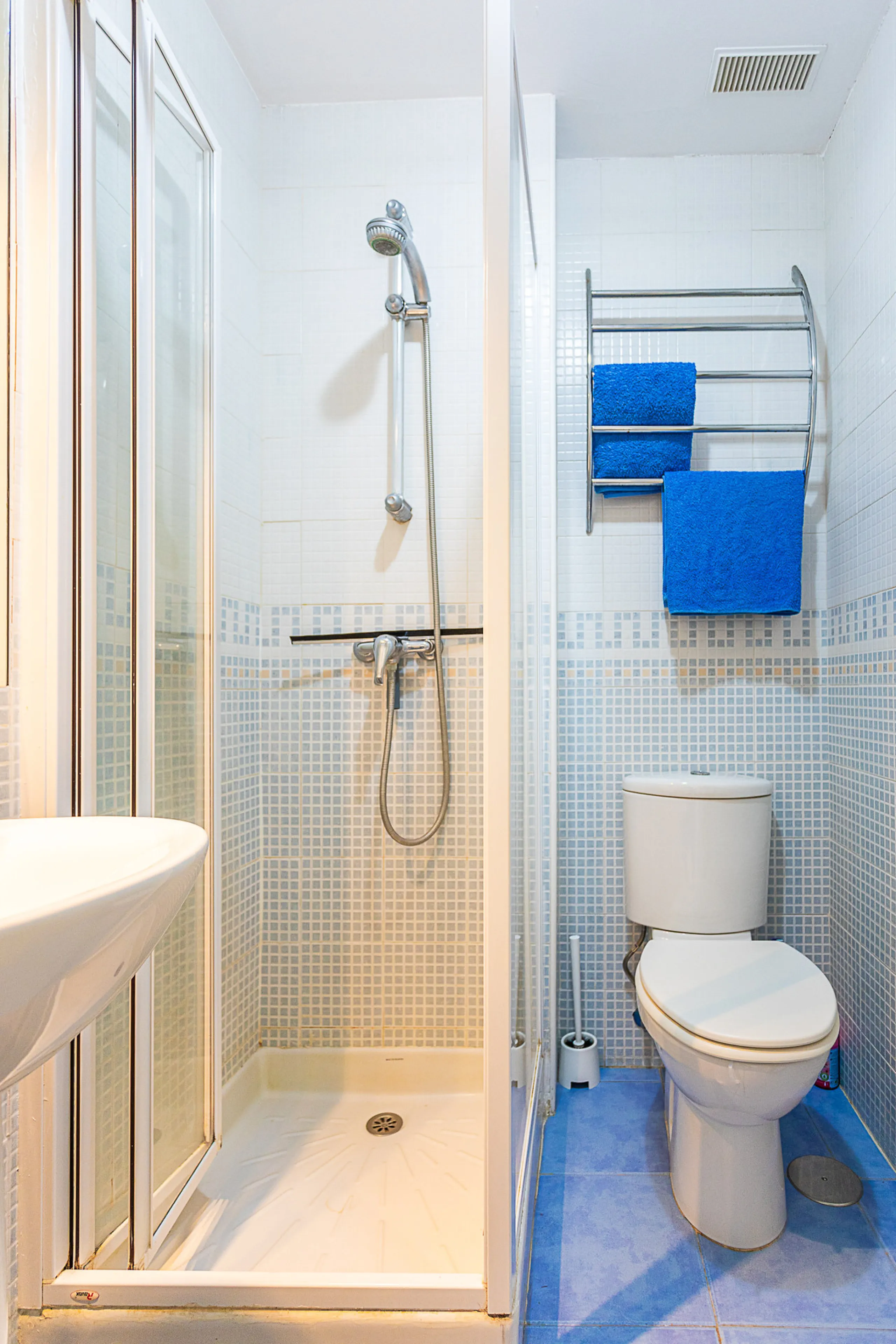 This two-bedroom apartment is situated in one of the most sought-after complexes in the area, offering an ideal blend of comfort and convenience.