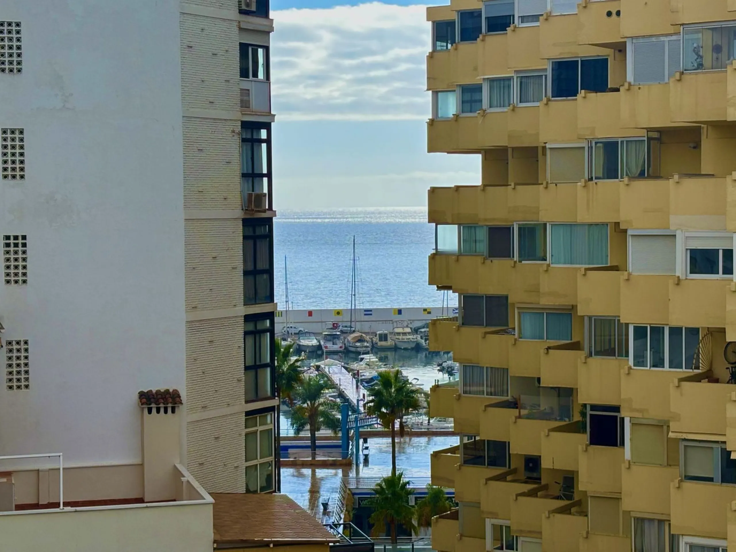 Apartment - Middle Floor Apartment в продаже в Marbella, Málaga. В доме 3 спален и 2 ванных комнат. Площадь дома 143 м²