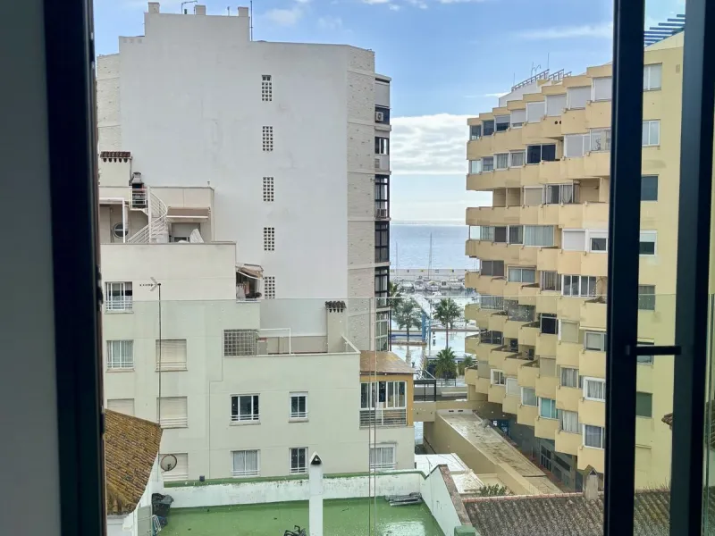 Apartment - Middle Floor Apartment в продаже в Marbella, Málaga. В доме 3 спален и 2 ванных комнат. Площадь дома 143 м²