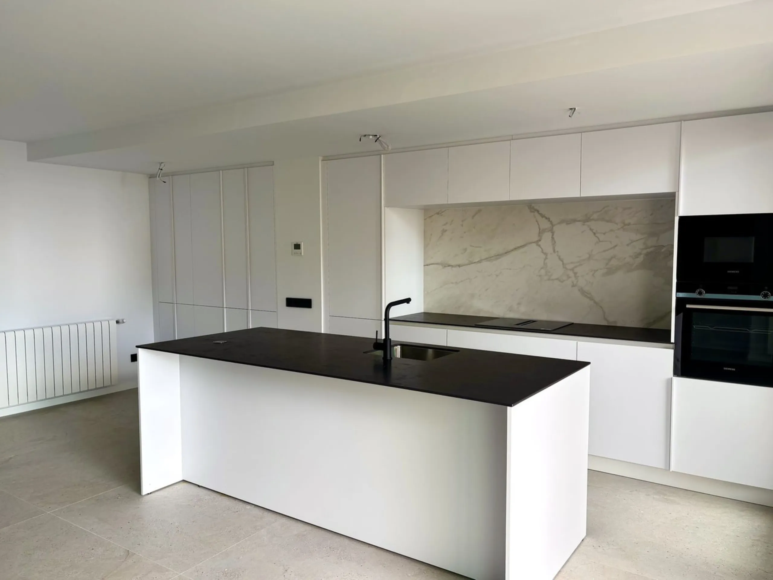 Apartment - Middle Floor Apartment в продаже в Marbella, Málaga. В доме 3 спален и 2 ванных комнат. Площадь дома 143 м²