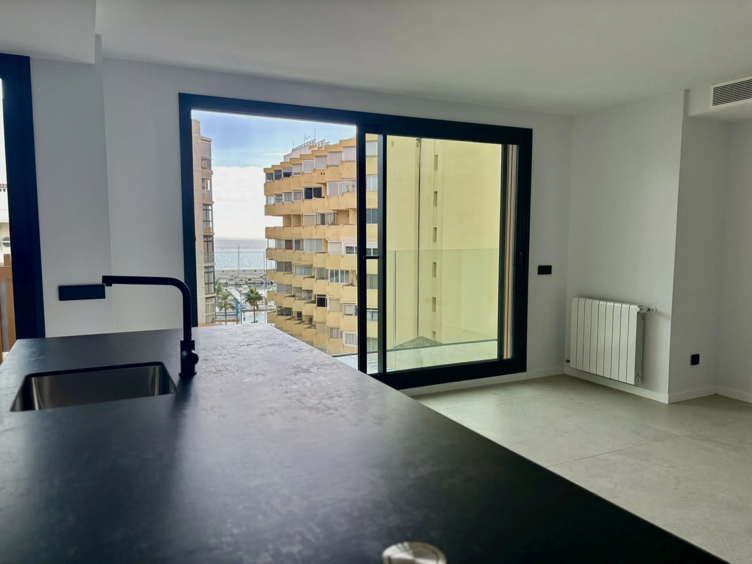 Apartment - Middle Floor Apartment в продаже в Marbella, Málaga. В доме 3 спален и 2 ванных комнат. Площадь дома 143 м²