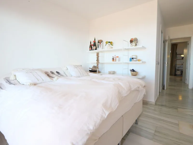 Diese attraktive Wohnung wurde von den jetzigen Eigentümern in neuwertigem Zustand renoviert mit neuen Türen, Badezimmern und einer modernen Küche. Sie befindet sich in einem der besten Südlagen des Komplexes. Ein Besichtigungstermin ist unbedingt erforderlich im oberen Teil