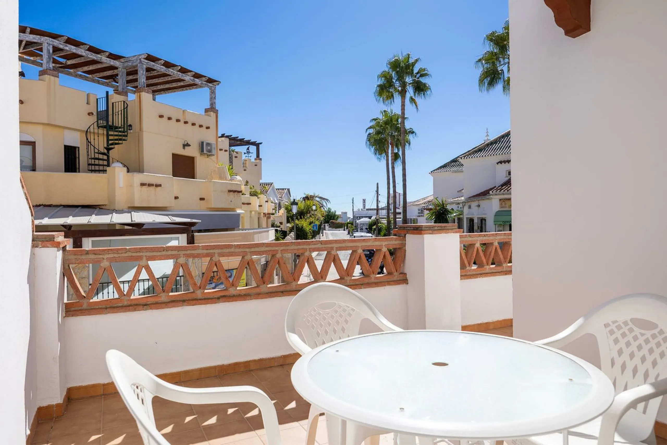 Turnkey 2-bed/1-bath apartment in the Chimeneas area of Nerja. Bright living-dining room, fully fitted kitchen and a separate laundry room. Sold fully furnished. Community pool.